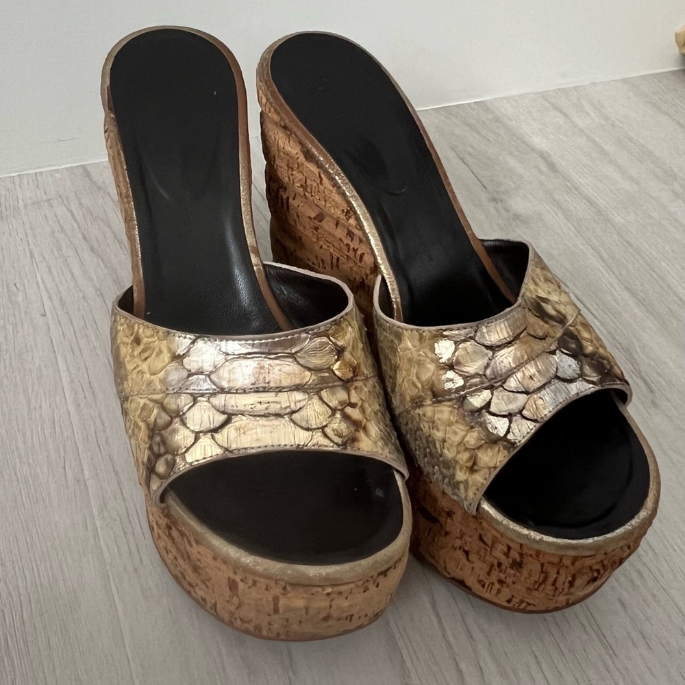 Metallic snake wedges